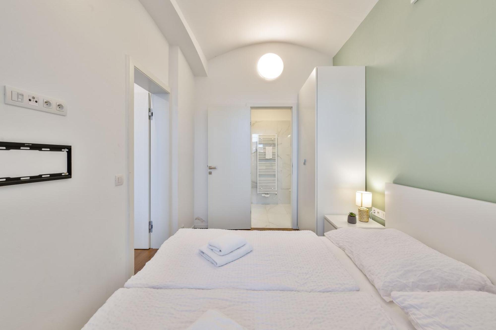 Elegant With Terrace & Bike Path Appartement Praag