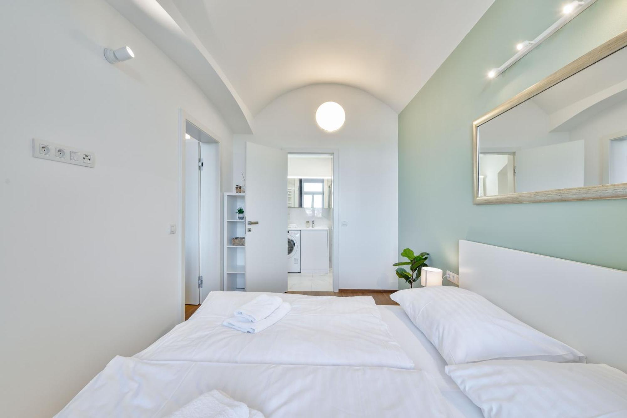 Elegant With Terrace & Bike Path Appartement Praag
