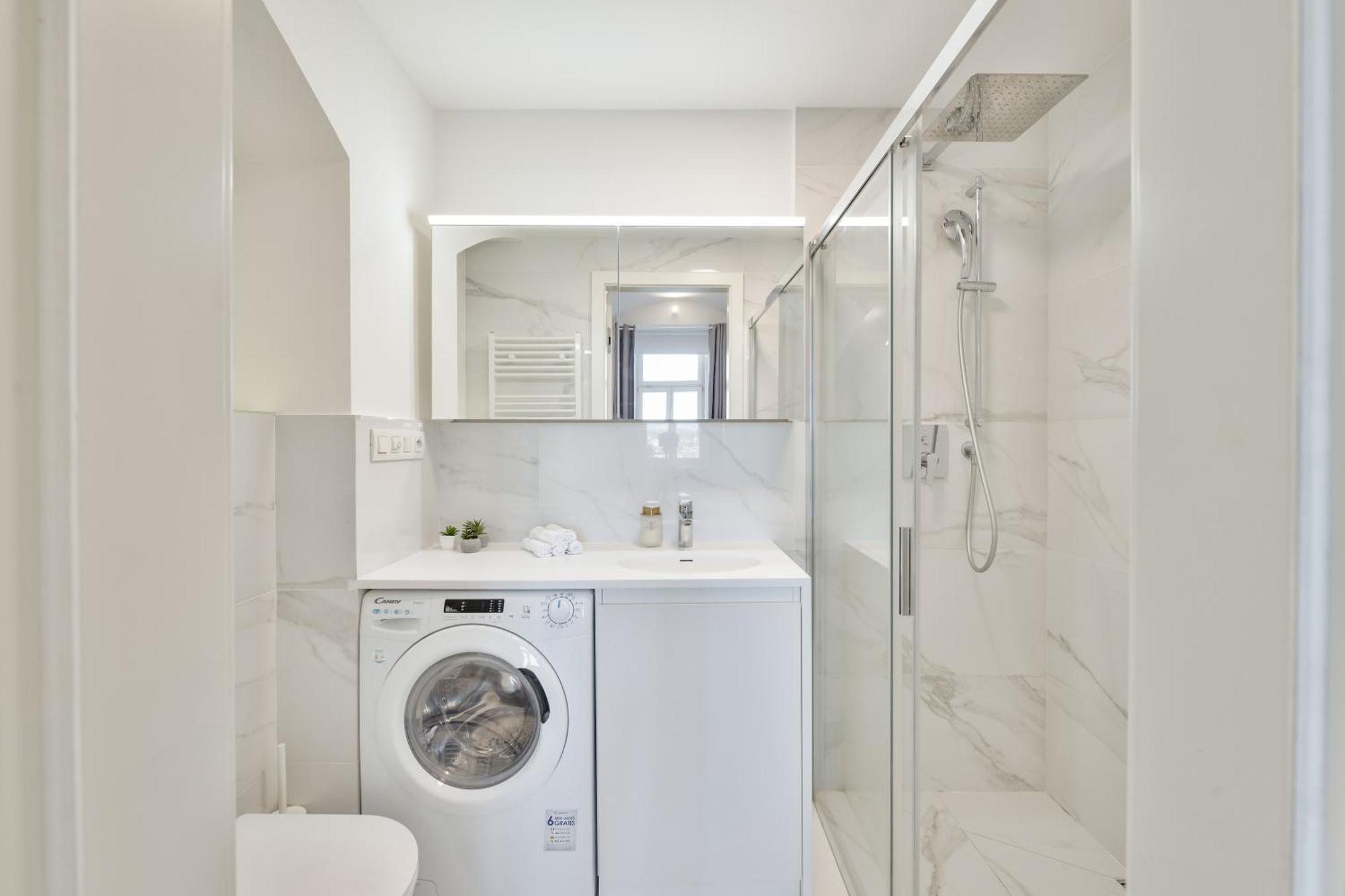 Elegant With Terrace & Bike Path Appartement Praag
